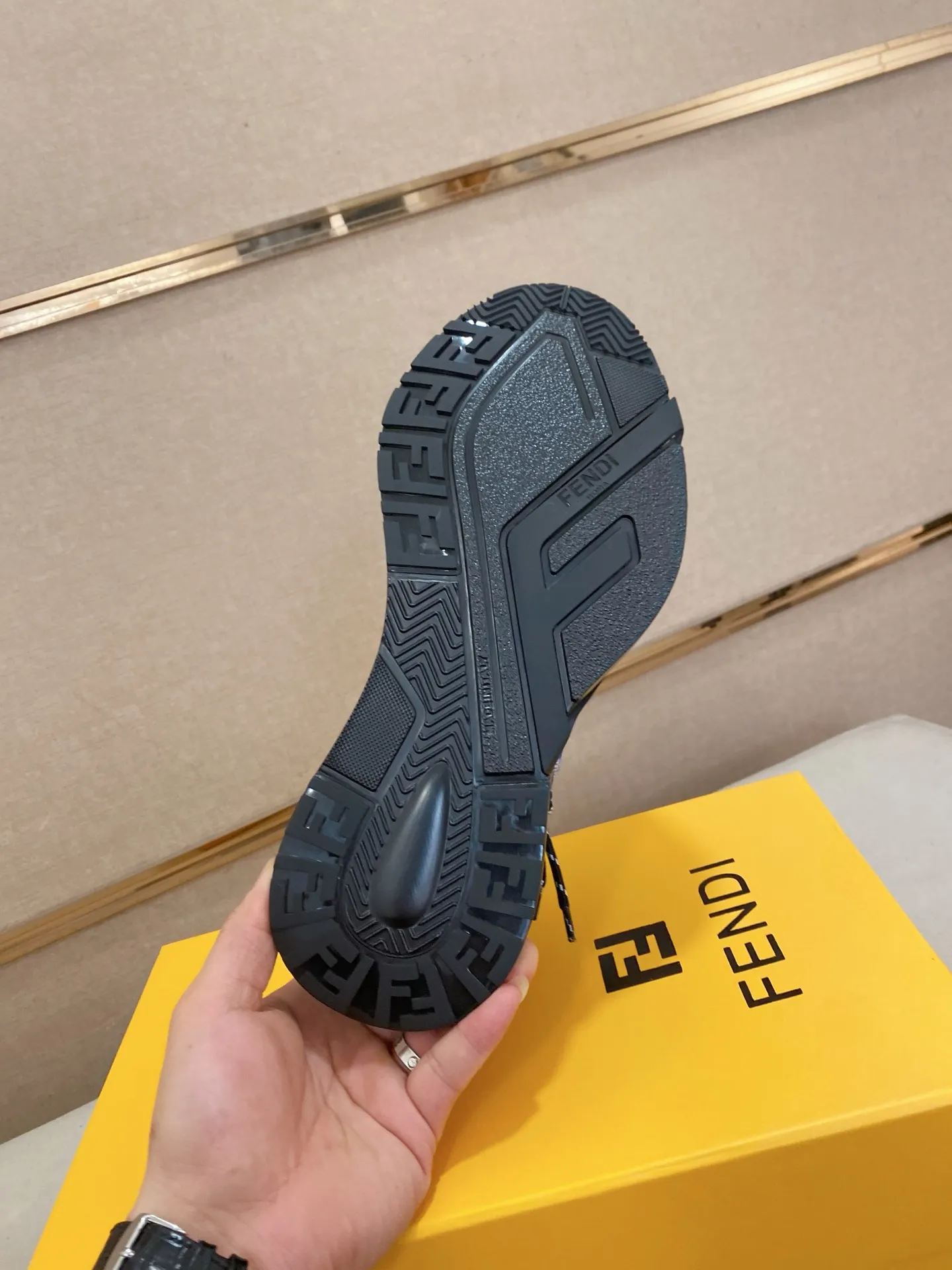 Men's shoes💰: 540💰(Higher version) [Fendi] Fendi's latest casual shoes for men! Available at counters simultaneously! A one-to-one replica of the original. Made entirely of imported top-grain calfskin, the interior is made of top-grain water-dyed cowhide, and the original factory-supplied rubber outsole. Leading new fashion concepts. Matching code: 38-44 can be customized, 45 is not returnable!